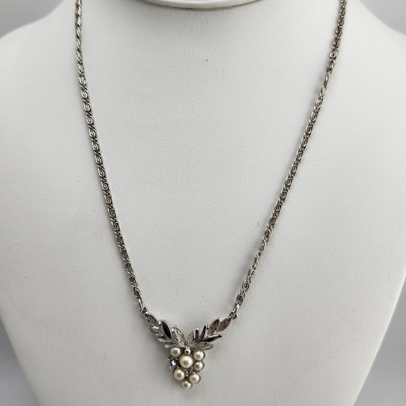 Vintage Avon Signed Faux Pearl Grape Leaf Jewelry Silver Tone Pendant Necklace - Picture 2 of 5